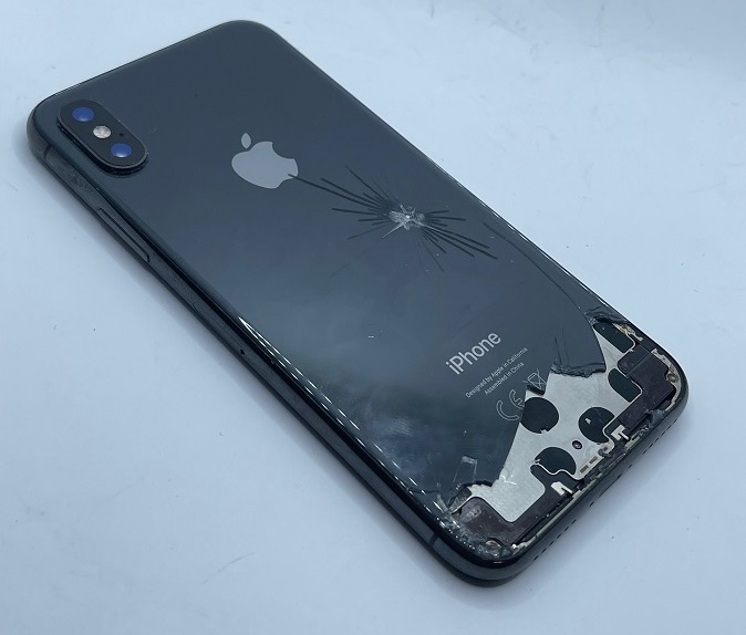 Iphone X с разбитой стеклянной задней крышкой